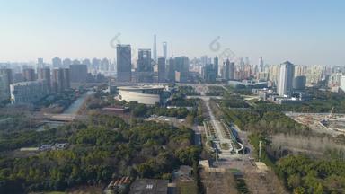 绿色公园上海市中心阳光明媚的一天中国空中视图无人机飞行向前向上建立拍摄
