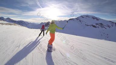 女孩滑雪板滑雪板滑雪瑞士<strong>阿尔卑斯山脉</strong>自拍坚持