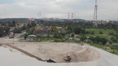 挖掘机加载沙子转储卡车大桩沙子采石场工业城市区基辅乌克兰经济发展增长建设