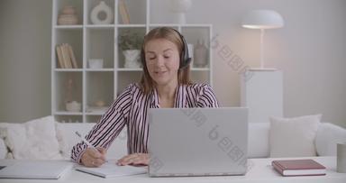年轻的女人经理面试Videochat移动PC工作面试互联网使笔记字帖遥远的沟通