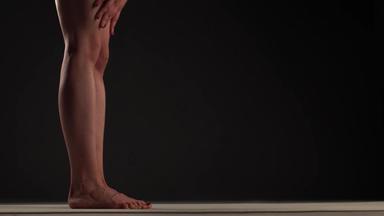 女孩练习瑜伽伸展运动<strong>武器</strong>腿手触碰脚戈伦德
