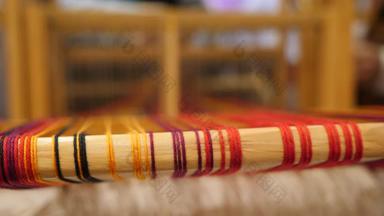 时尚趋势工艺背景过程编织古董织机细节传统的古董编织手织机羊毛关闭工艺背景传统的织机