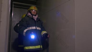 女性救援人员保护西装头盔隧道手手电筒拯救人内部建筑女救援人员团队危险的场景