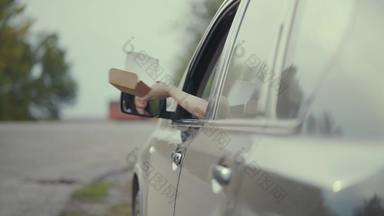 司机扔汉堡盒子车窗口路社会问题概念