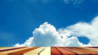 木块地板上蓝色的天空白色云移动时间孩子