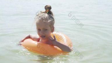 孩子游泳海充气环危险溺水安全设备孩子生活浮<strong>标高</strong>加索人女孩有趣的海水夏天假期活跃的休闲生活方式