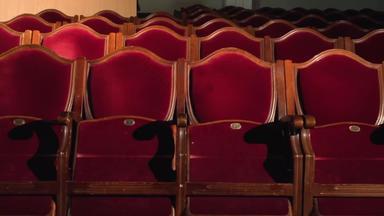剧院座位行基斯关注的焦点红色的天鹅绒椅子空剧院大厅
