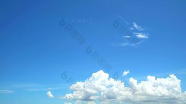 清晰的蓝色的天空背景纯白色云移动时间孩子