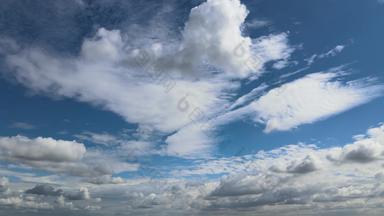 美丽的全景<strong>更</strong>大的白色<strong>运动</strong>云蓝色的天空令人惊异的间隔拍摄