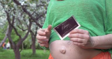 怀孕了女人婴儿超声波扫描户外