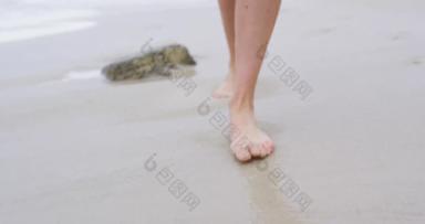 女人走光着脚海滩角小镇南非洲