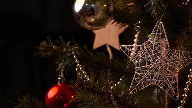 圣诞节背景概念美丽的装饰小玩意挂圣诞节树闪闪发光的光现货模糊的黑暗黑色的背景复制空间关闭