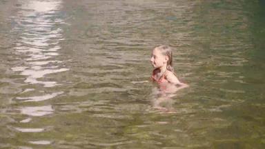 少年女孩游泳湖山瀑布景观年轻的女孩享受新鲜的水冷湖热带瀑布山河流动岩石夏天森林