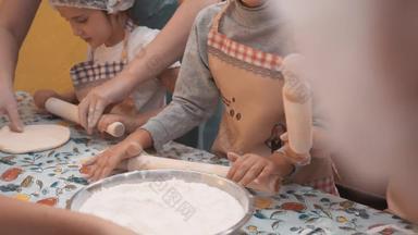 快乐女孩滚动面团厨房辊烹饪披萨烹饪教训年轻的女孩准备面团饼干烹饪主类孩子们烹饪帽围裙烹饪糕点