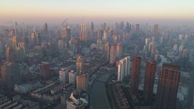 上海天际线阳光明媚的早....浦西区中国空中视图无人机飞行向前建立拍摄