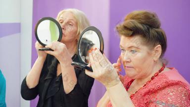 上了年纪的女性化妆课程镜子手技能