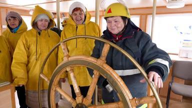 女人队长船把操舵轮导航桥航行船女人水手操舵舵航行船开放海导航航行航运概念