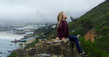 女孩攀爬坐着墙废墟角小镇南非洲