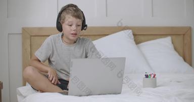 在线沟通首页孩子男孩同学们父母移动PC视频闲谈，聊天耳机头