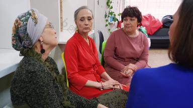 上了年纪的女性讨论问题<strong>心</strong>理支持集团