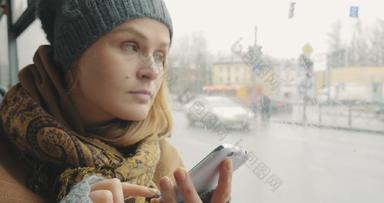 女人发短信细胞电话公共汽车骑城市