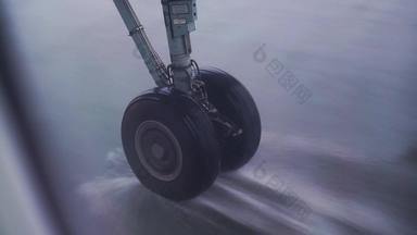 飞机着陆齿轮滑行跑道重雨