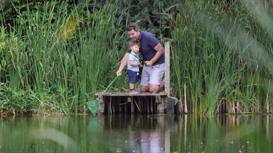 父亲儿子钓鱼池塘丁顿威尔特郡曼联王国