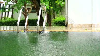 雨秋天池水表面不锈钢钢楼梯绿色花园背景