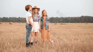 少年朋友站农村场干草堆背景男孩女孩摆姿势收获场秋天村