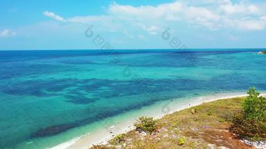宽角空中岛视图阳光白色桑迪天堂海滩阿卡蓝色的水背景质量