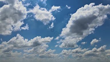 白色美丽的毛茸茸的云蓝色的天空间隔拍摄滚动云