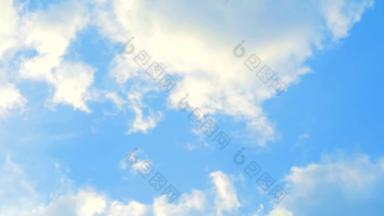 纯蓝色的天空白色堆云移动时间孩子