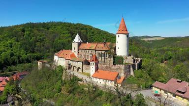 空中视图城堡冷冻液捷克共和国欧洲著名的捷克中世纪的城堡冷冻液中央捷克共和国冷冻液城堡中世纪的皇家城堡中央波西米亚czechia