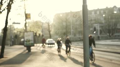 阿姆斯特丹荷兰版税免费的模糊日落晚上场景人骑自行车回来首页工作常规的街视图生活城市慢运动拍摄帧/秒