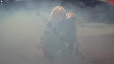 女消防队员肖像穿完整的设备氧气面具紧急救援设备硬工具烟火卡车背景