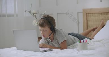 小学生休息房间听音乐耳机连接移动PC着色图片纸