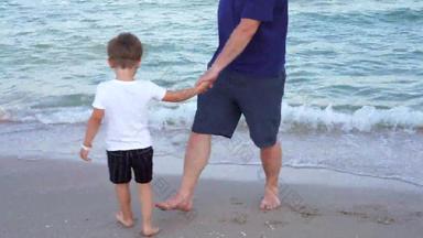 爸爸持有儿子手父亲孩子支出时间海假期年轻的男人。男孩走海滩父亲一天家庭孩子快乐童年爸爸