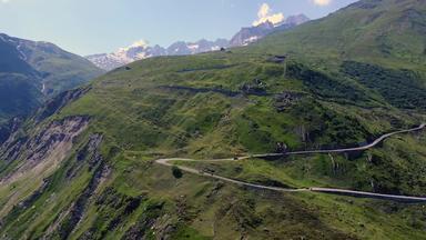 空中视图绕组路富尔卡通过瑞士移动汽车