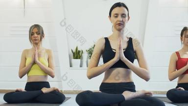 女孩练习瑜伽瑜伽教练学生冥想工作室关闭相机滑动