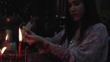 美丽的亚洲女人光香红色的<strong>蜡烛祈祷</strong>佛中国人神支付尊重祖先