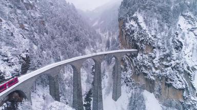 landwasser高架桥铁路火车冬天一天下雪瑞士空中视图无人机苍蝇向前相机倾斜