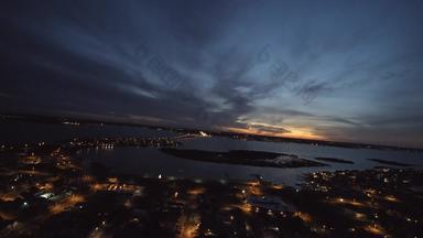 空中无人机晚上小村小镇湾照亮日落全景视图美国