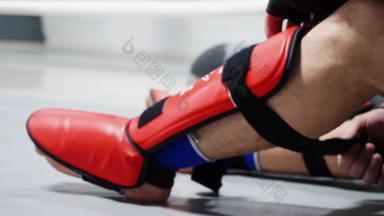 运动员拳击手男人。<strong>战斗机</strong>运动服装系绷带盾腿拳击<strong>战斗机</strong>穿红色的腿盾自由搏击选手男人。准备拳击实践健身房