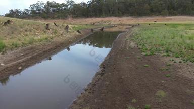 空中镜头溪影响干旱区域澳大利亚