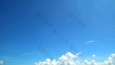 白色堆云清晰的蓝色的天空慢移动
