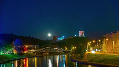 晚上维尔纽斯Gediminas塔河鼻孔不断上升的月亮延时摄影