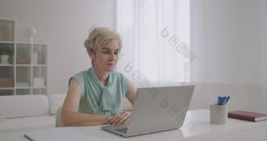 中年女人会说话的在线视频<strong>调用笔记本</strong>坐着首页现代技术沟通