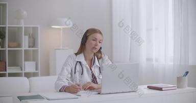 女医生聊天病人的同事们视频调用移动PC工作远程远程医疗服务