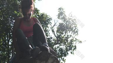 年轻的女登山者找到悬崖泰国语言衬衫登山者