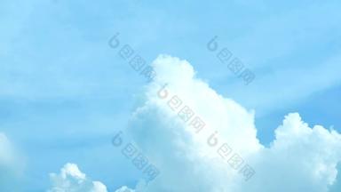 蓝色的天空白色云滚动风夏天